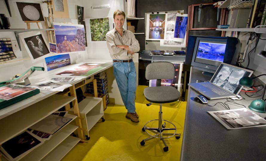 Marc-André Côté en studio, retouche finale d'une image